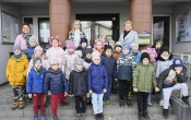pamiatkowe zdjecie przed Urzedem Gminy