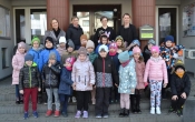 szesciolatki przed Urzedem Gminy