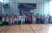wspolne zdjecie dzieci i podopiecznych