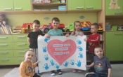 dzieci z grupy Jezyki z plakatem