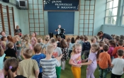 zabawa taneczna podczas audycji muzycznej w przedszkolu