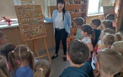 Dzieci ogladaja wystawe mini zabawek