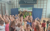 Przedszkolaki podczas wspolnej zabawy z aktorami w traakcie spektaklu Calineczka
