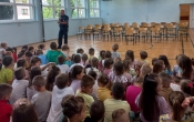 Policjant odpowiada na pytania dzieci.