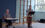 Muzycy podczas gry na instrumentach.