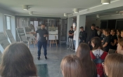 dzieci ogladaja wystwawe w muzeum Kulmhof