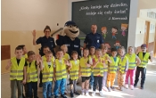 dzieci z grupy IX z Pyrkiem maskotka policji