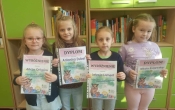 dziewczynki z gr. VII  z dyplomami z konkrsu plastycznego