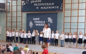 Przemawiajaca p. dyrektor wsrod dzieci.