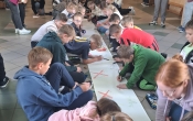 akcja rysowanie plakatu przez uczniow