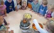 dzieci przygotowuja wspolnie zdrowy sok