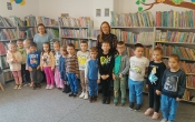 Dzieci z pania bibliotekarka