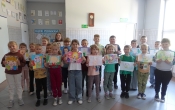 Uczniowie kl. I-III bioracy udzial w konkursie plastycznym Myje zeby- moje odbicie w lustr