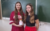 uczennice klasy 8b przeprowadzajace zbiorke pieniedzy dla powodzian
