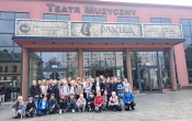 Klasy trzecie przed teatrem Muzycznym