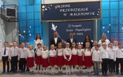 swieto niepodleglosci zdjecie dzieci z wladza i dyrektorem