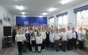 Udzial calej spolecznosci szkolnej SP w Milaczewie a akcji Szkola Do Hymnu