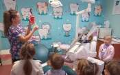 Pani dentystka pokazuje dzieciom z gr. VI jak prawidlowo czyscic zeby.