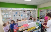 dzieci ogladaja suplementy diety w aptece