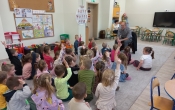 Dzieci z gr. V i VI aktywnie uczestnicza w zajeciu z trenerem programu.