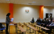 Rodzice podczas spotkania profilaktycznego- bezpieczenstwo cyfrowe (1)