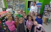 pamiatkowe zdjecie z pania farmaceutka