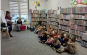 Dzieci z gr. VI w bibliotece.