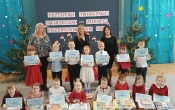 dzieci z dyplomami i nagrodami za udzial w przegladzie