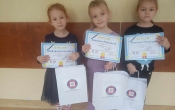 dziewczynki w konkursie plastycznym