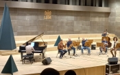 Muzycy podczas proby na scenie sali koncertowej