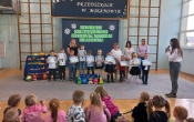 Zdjęcie grupowe - uczestnicy z nagrodami, jury.