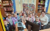 Dzieci poznaja wnetrza poczty