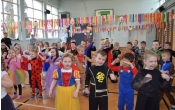 Dzieci podczas wspolnego tanca