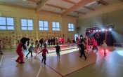 Zabawy uczniow na choince noworocznej