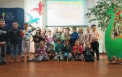 dzieci z dinozaurami