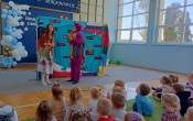 Przedstawienie teatralne - Smok Seba wyrusza w podroz po Polsce.