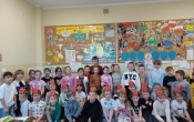 5. Zdjecie grupowe szesciolatkow z uczniami kl II.