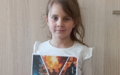 Dziewczynka z dyplomem. (2)