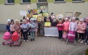 Swiatowy dzien zdrowia 2025. szesciolatki z wozkami i haslami promujacymi zdrowy styl zycia kobiet w ciazy (7)