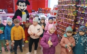 dzieci z myszka miki