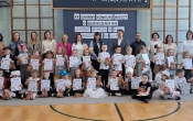 Dzieci z dyplomami i nagrodami oraz jurorzy, opiekunowie i organizatorzy konkursu