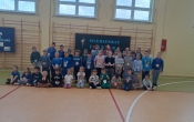 uczniowie 0 - 3 w trakcie hymnu nieieskich igrzysk