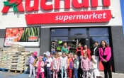 Dzieci z grupy Wiewioreczki z Paniami i z pracownicami supermarketu Auchan w Malanowie.