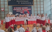 dzieci zerowki tancza z flaga