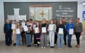 uczestnicy konkursu na tle kacika patrona szkoly
