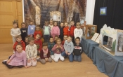 Zdjecie grupowe w muzeum.