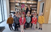 Dzieci z grupy III z Pania lekarz wetrynarii w gabinecie Vet-LAb w Malanowie.