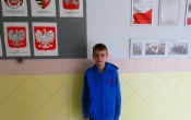 Laureat konursu na tle wystawy historycznej
