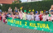 Przedszkolaki z plakatem - W nature z kultura