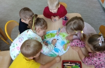Dzieci podczas wykonywania pracy plastycznej - grupa X